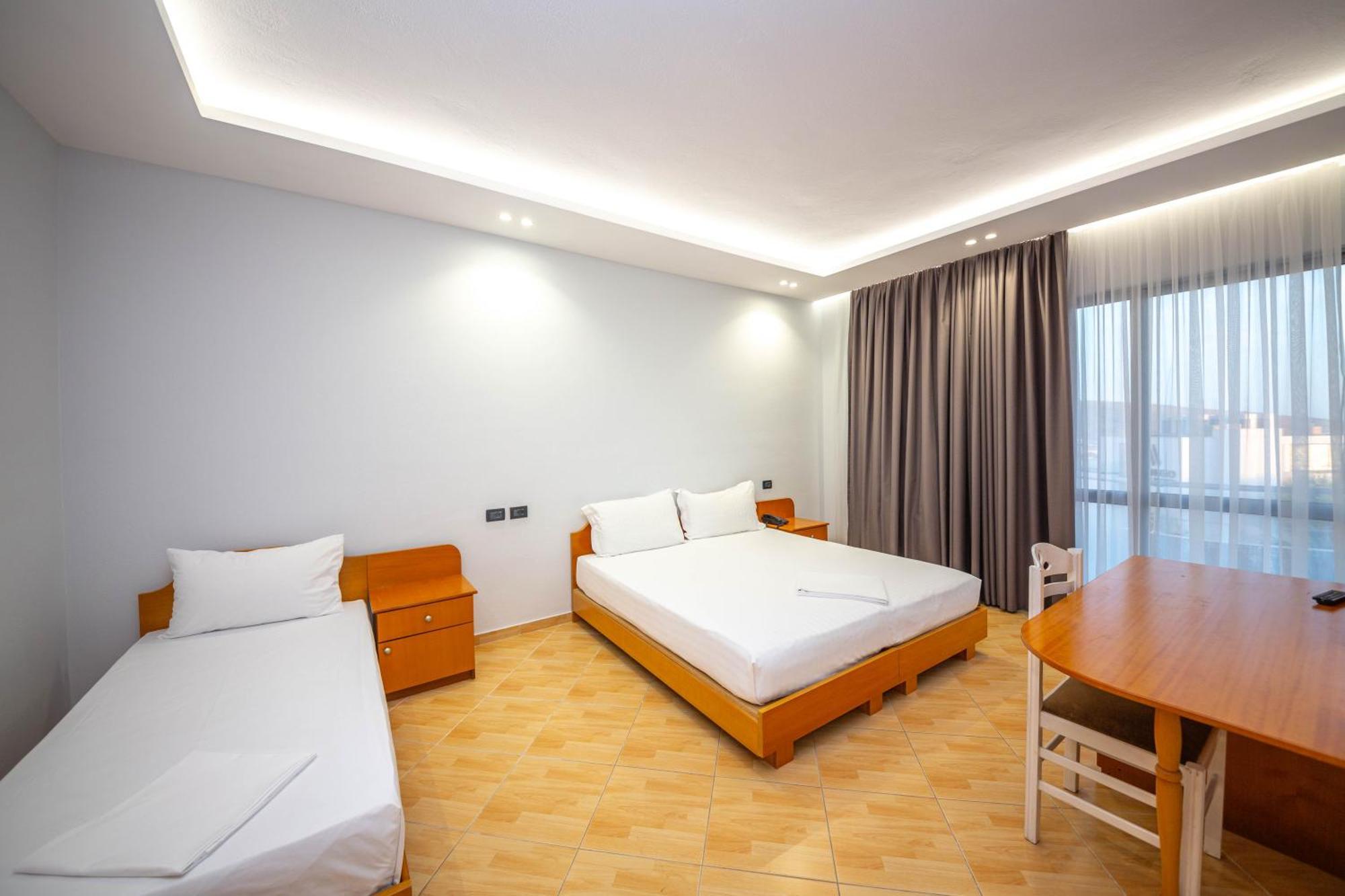 Hotel Sea Breeze Sarande Exterior photo
