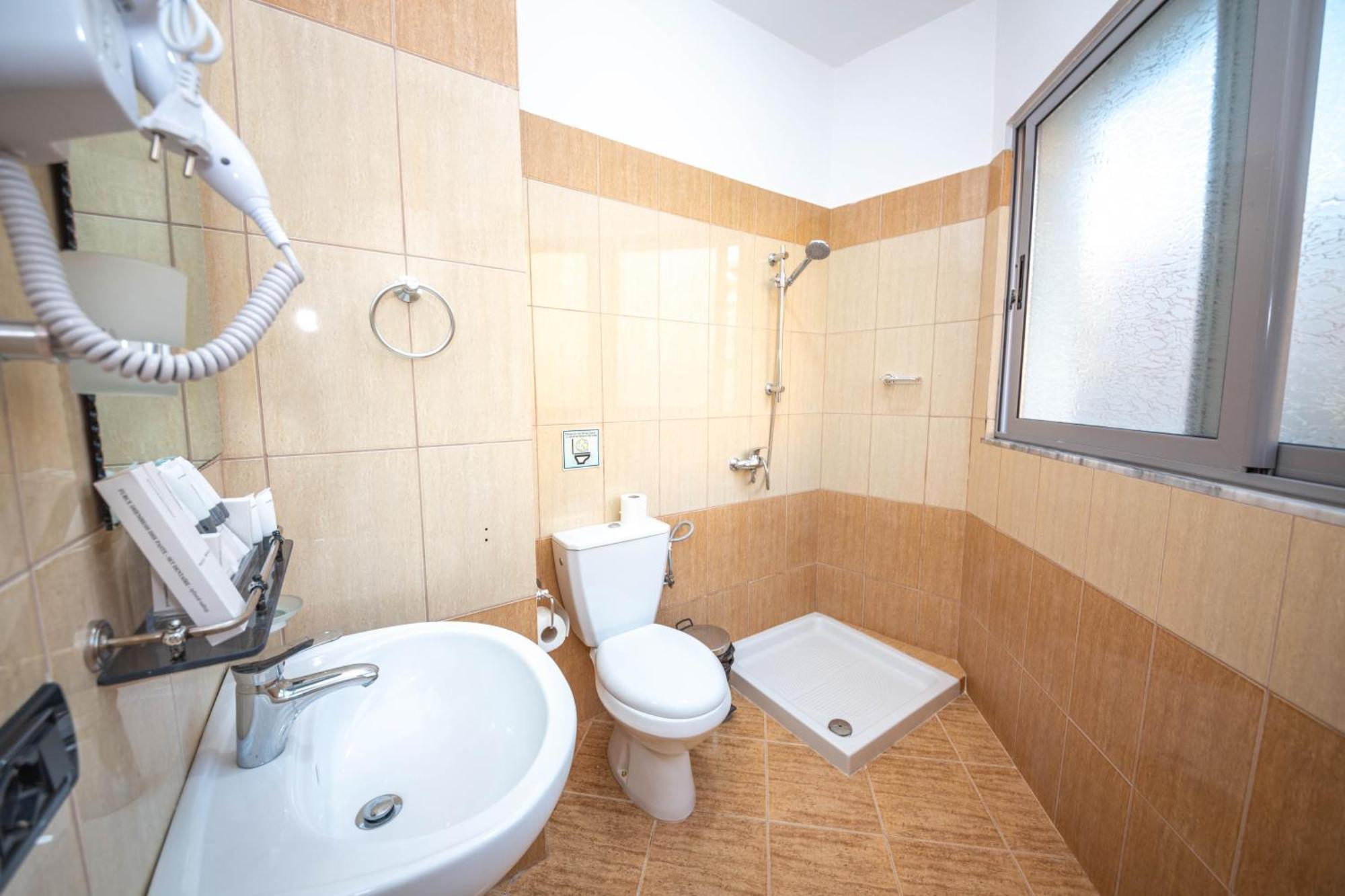 Hotel Sea Breeze Sarande Exterior photo
