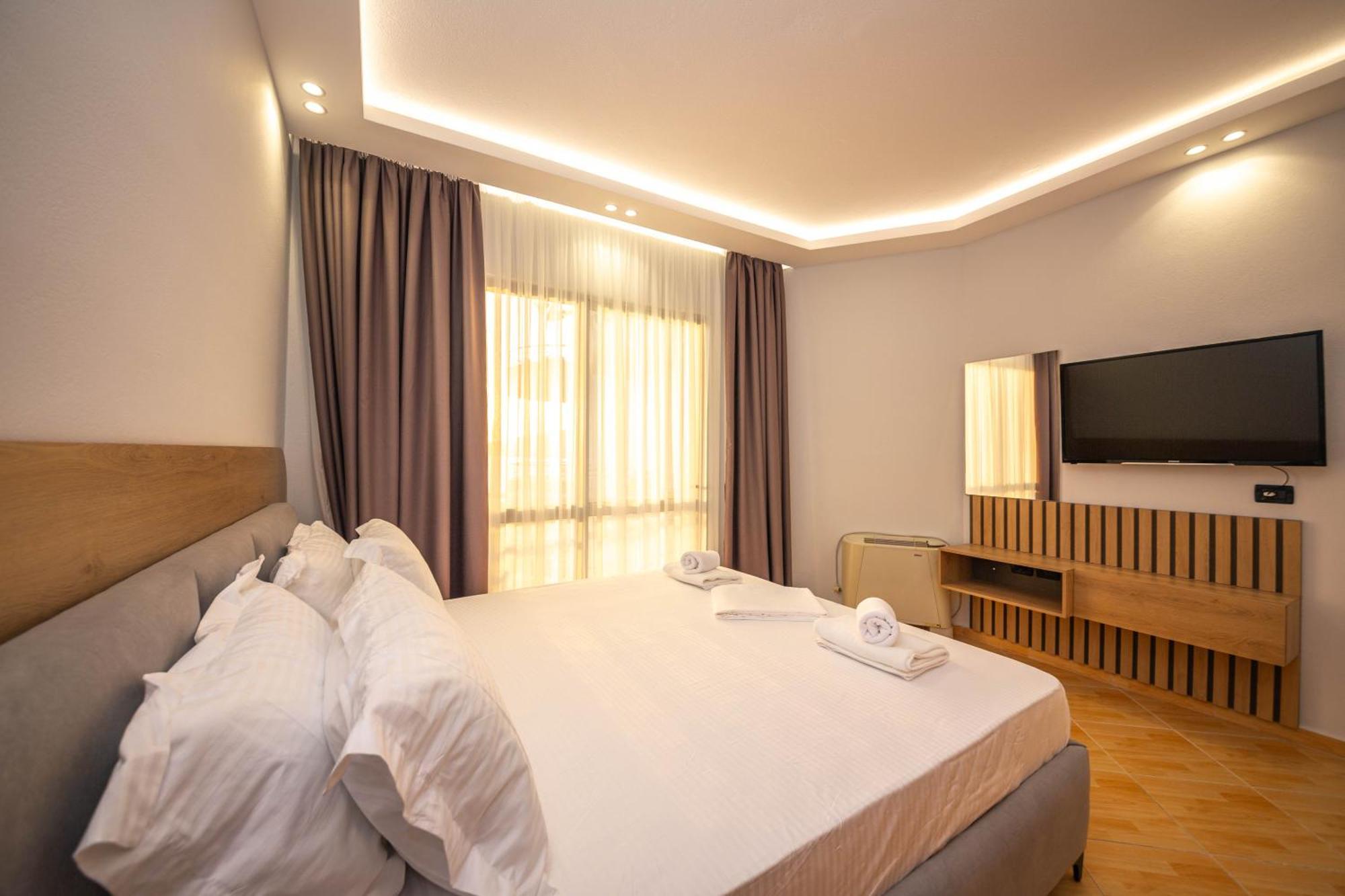 Hotel Sea Breeze Sarande Exterior photo