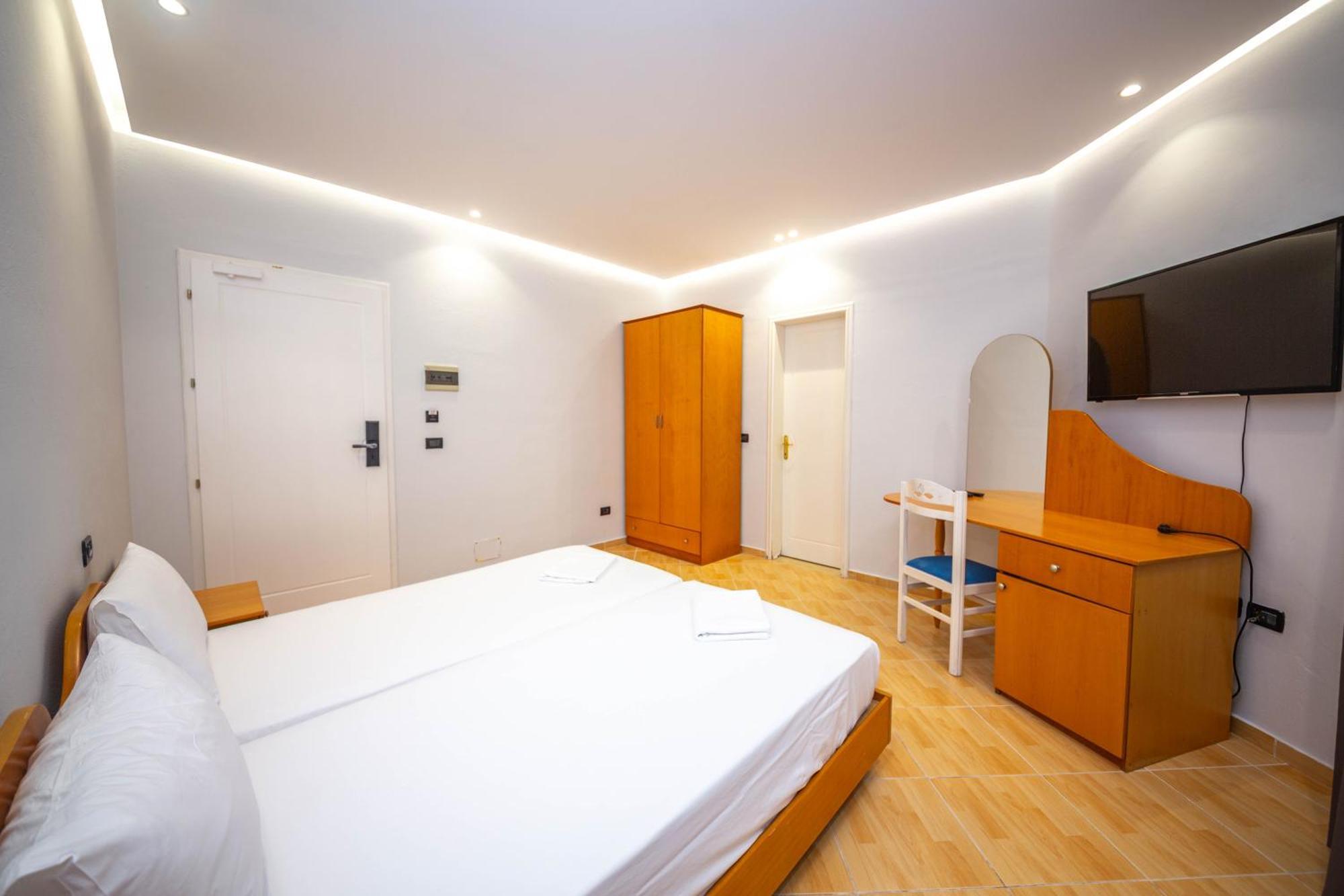 Hotel Sea Breeze Sarande Exterior photo